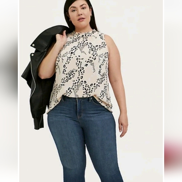 LIGHT PINK LEOPARD GEORGETTE MOCK NECK SLEEVELESS BLOUSE - Picture 2 of 8